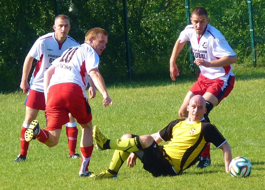 Olimp Gościno (białe koszulki) uległ Zrywowi Kretomino 0:2.
