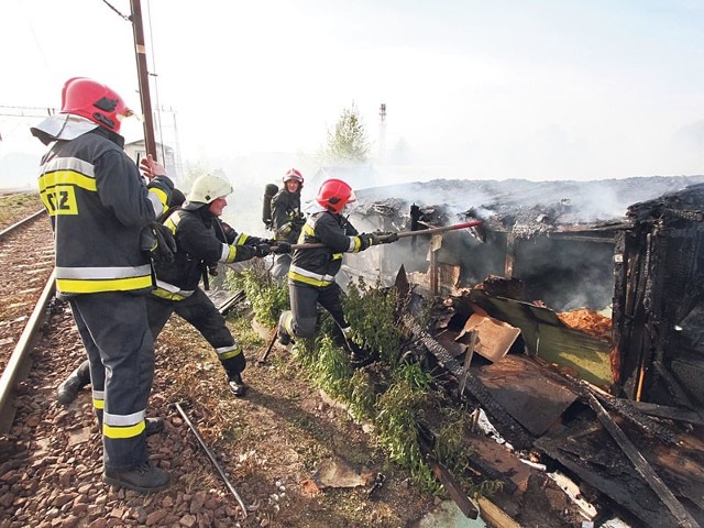 Poniedziałek, tuż po godz. 18. Strażacy gaszą &#8222;mieszkanie&#8221; pana Stanisława. 