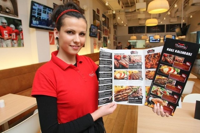 Izabela Kołomańska, kelnerka w restauracji Yummie w kieleckiej Galerii Echo zaprasza na smaczne dania w niższych cenach.