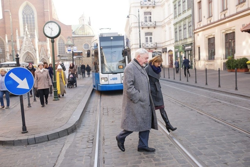 Kraków. Prezydent Jacek Majchrowski do pracy przyjechał tramwajem. Apeluje do mieszkańców