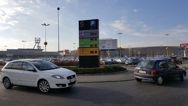 Parking i drogi dojazdowe do SCC w Katowicach są zakorkowane. To efekt wyprzedaży