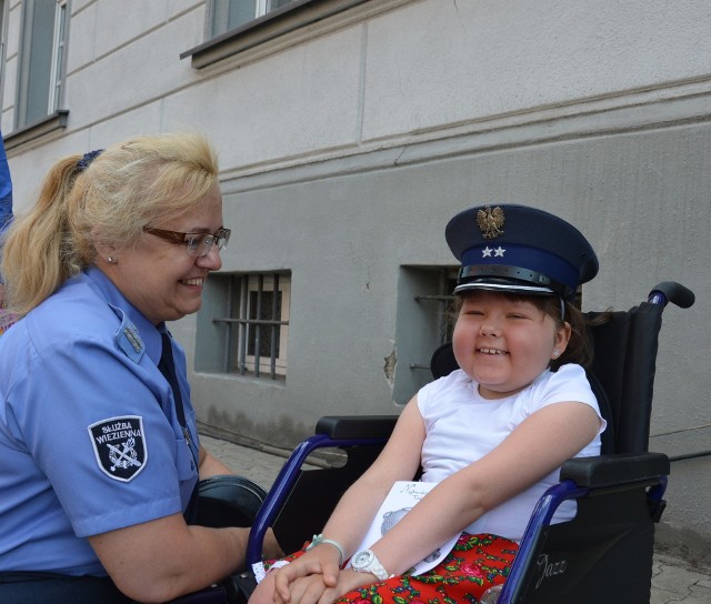 Serca zza krat, czyli jak osadzeni w zabrzańskim zakładzie karnym pomagają chorej Oliwce.Oliwka to dziesięcioletnia dziewczynka, która od 2016 roku choruje na ciężką postać anemii aplastycznej (pracowało u niej tylko 10 procent szpiku kostnego). W marcu 2017 roku  przeszła przeszczep szpiku. Początkowo wszystko układało się dobrze. Szczęście nie trwało jednak zbyt długo, bo u dziewczynki zaczęły pojawiać się zmiany graftowe, czyli choroba ,,przeszczep przeciw gospodarzowi”.