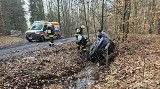 Wypadek w okolicach Jełowej. Kierowca wypadł z leśnej drogi i wjechał do rowu