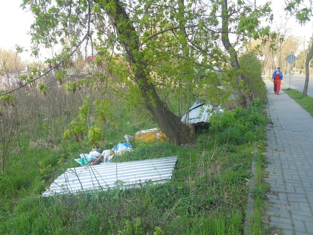 To dzikie wysypisko znajduje się przy ul. Nieszawskiej, w okolicy ul. Lipowej. Nie są to obrzeża miasta.