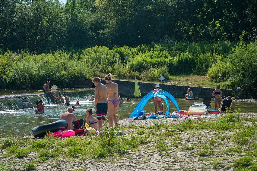 Upały w Nowym Sączu. Tłumy na plaży nad Kamienicą [ZDJĘCIA]