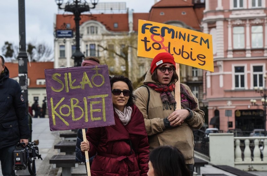 Pochód domagający się równych praw, bez względu na płeć,...