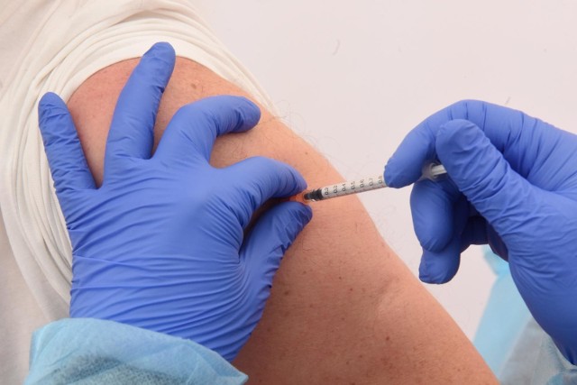 Rząd rozszerza listę uprawnień w zakresie kwalifikacji i wykonywania szczepienia:lekarz