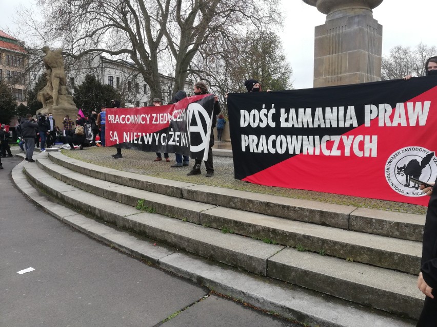 Pierwszomajowa pikienta na pl Jana Pawła II we Wrocławiu