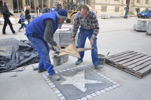 Dzisiaj instalowana był m.in. gwiazda Tadeusza Łomnickiego.