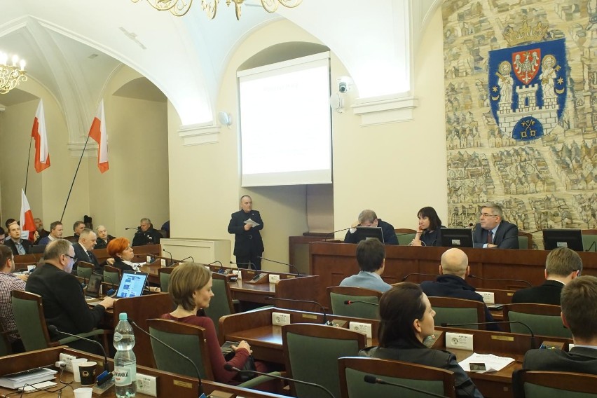 Jak wynika z zestawień uczestnictwa radnych na głosowaniach...