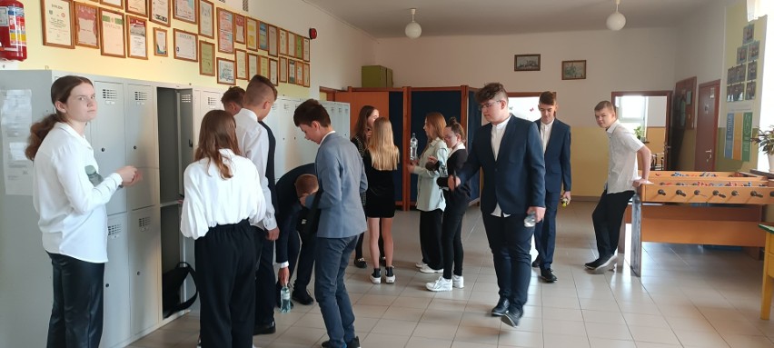 Egzamin ósmoklasisty 2022 w szkole podstawowej w Kurozwękach. Z językiem polskim mierzyło się 21 uczniów. Zobacz zdjęcia 