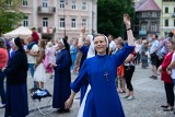 Lublin. Wieczór Chwały na placu Katedralnym poprowadziła wspólnota Guadalupe. Fotorelacja