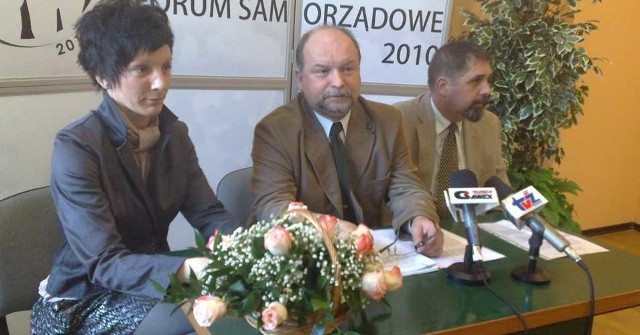 Prezentacja Forum Samorządowego: od prawej Wiesław Drewnowski, Janusz Rautszko i Lidia Pieńkos. 