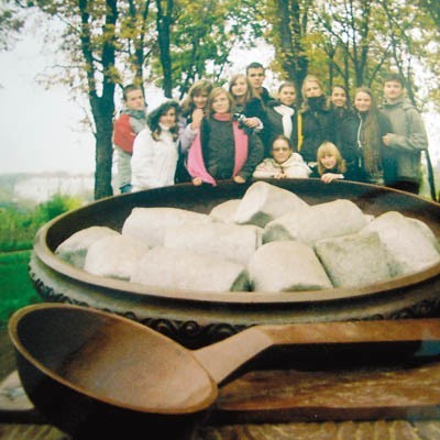 Podczas wizyty na Ukrainie gimnazjaliści z Sokółki zwiedzili Hadziacz i jego okolice. Na zdjęciu: polska grupa przed oryginalnym pomnikiem na cześć kucharzy w Połtawie.