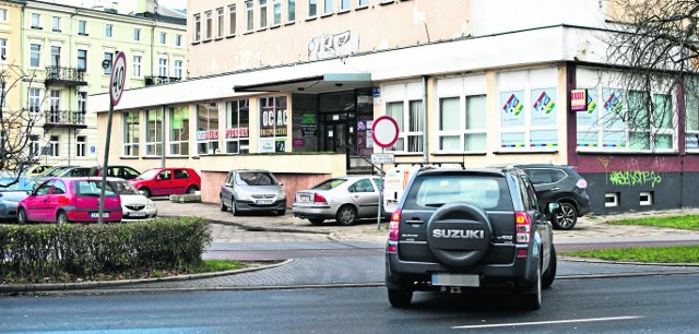 Kierowcy, którzy chcą sobie przez parking skrócić drogę, zdaniem policji łamią zakaz