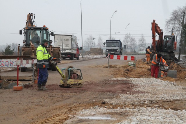 Prace na ulicy Cmentarnej w Kielcach już się rozpoczęły - dotyczą budowy kanalizacji. Roboty typowo drogowe ruszą wiosną.