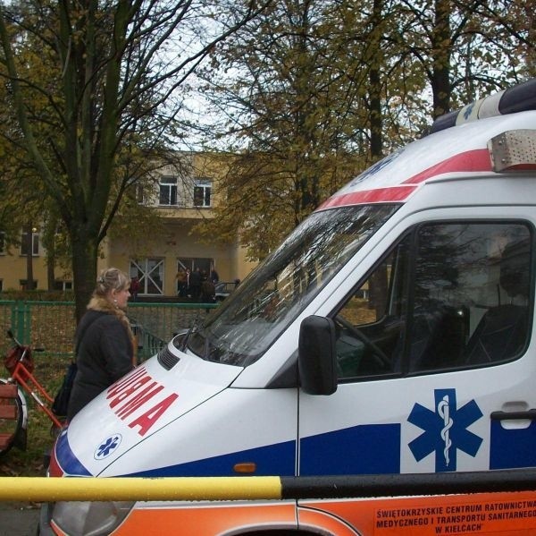 Przed budynek gimnazjum przyjechało kilka samochodów pogotowia ratunkowego, straży pożarnej, policji.