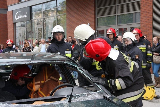 Dni Opola 2012. Pokazy ratownictwa na placu Kopernika.