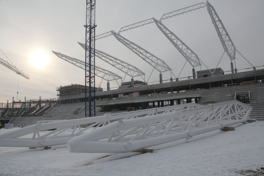 Trwa budowa stadionu ŁKS. Dziesięciotonowe dźwigary czekają na dach nad trybuną [ZDJĘCIA]