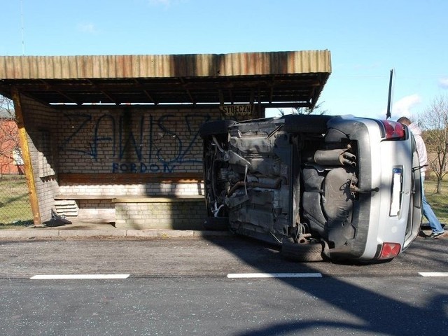 Kierowca passata stracił panowanie nad autem i uderzył w drzewo.