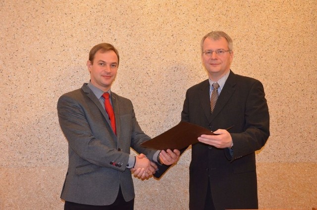 Wójt Daniel Kożuch podpisał umowę z przedstawicielem firmy Strabag - zwycięzcą przetargu.