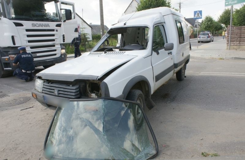 Orla. Scania uderzyła w citroena. Kobieta trafiła do szpitala (zdjęcia)