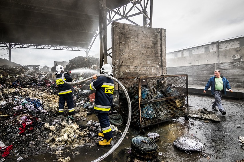 Pożar w sortowni odpadów przy Przemysłowej w Paterku wybuchł...