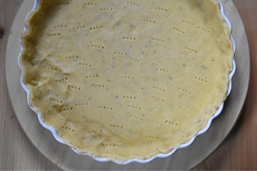 Ciasto na tartę w formie nakłuj widelcem przed pieczeniem.