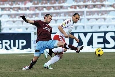 Piotr Brożek (z lewej, Trabzonspor) w meczu Sivassporem Fot. haber61.net