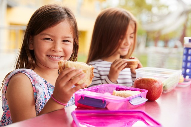 Dzieci uwielbiają przekąski, niestety często sięgają po ich niezdrowe odpowiedniki. Warto przygotować im pożywne, zdrowe drugie śniadanie, aby zapewnić im energię na cały dzień w szkole!