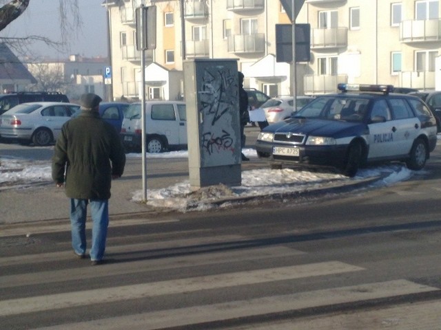 Feralne przejście na ul. Kruszyńskiej. Tuż przy bardzo niebezpiecznym skrzyżowaniu z Puszczykową i Sowią.