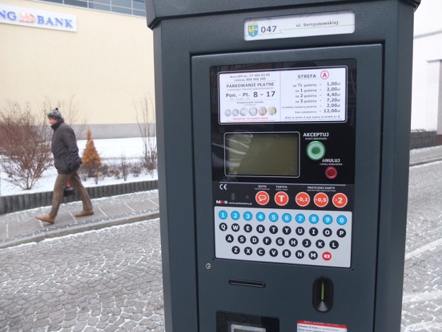 Na ulicach postawiono 125 nowych parkomatów. Można w nich płacić m.in. kartą bankomatową.