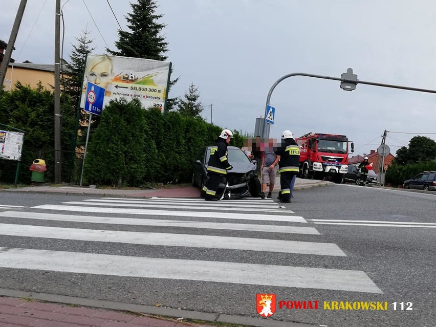 Wypadek w Przegini na drodze krajowej nr 94. Ranną osobą zajęli się ratownicy z pogotowia 