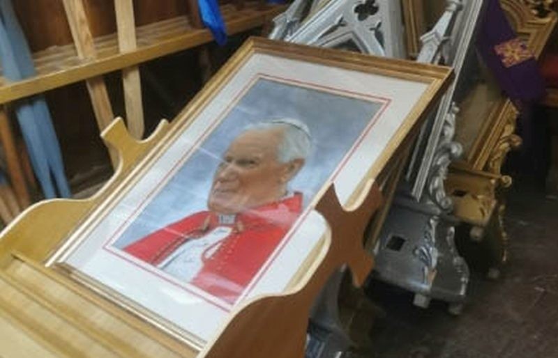 W kościele w Makowie Mazowieckim zniszczone zostały obrazy. Policja zatrzymała podejrzanego. 2.08.2022. Zdjęcia