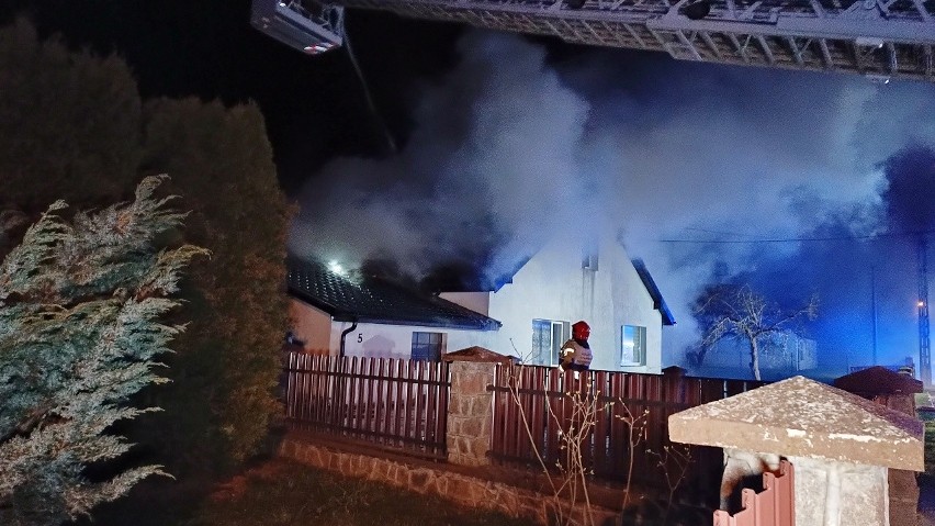 Palił się dom i zabudowania gospodarcze w Świecichowie w gminie Damnica. Dziesięć jednostek straży w akcji 