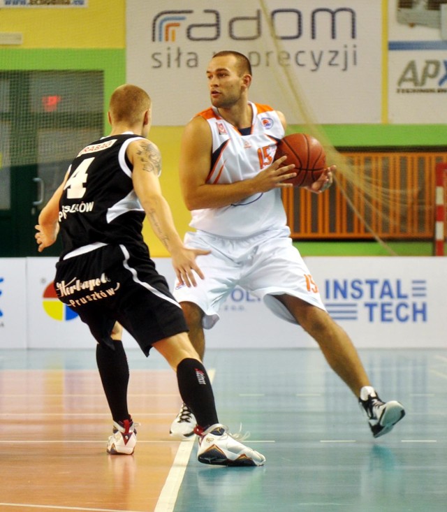 Koszykarze Rosy, z piłką Emil Podkowiński zagrają w sobotę w Radomiu z Astorią Bydgoszcz.