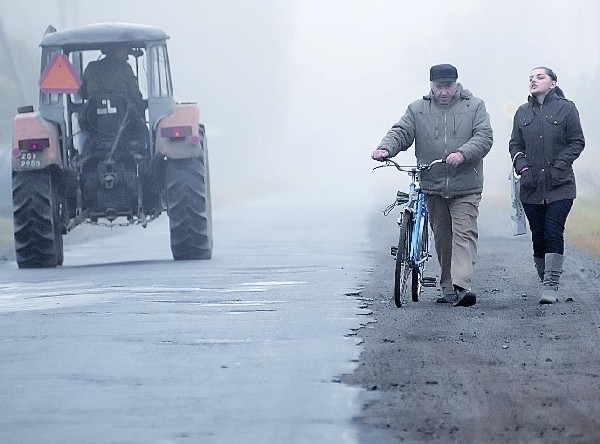 - Ta droga jest w strasznym stanie. Najwyższa pora, żeby ją wyremontować - mówią Jan Bijak i Ewelina Drążkowiak z Maszewa (fot. Mariusz Kapała)