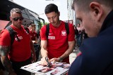 POLSKA - WALIA. Polacy we Wrocławiu. Na Roberta Lewandowskiego czekali łowcy autografów (ZDJĘCIA)