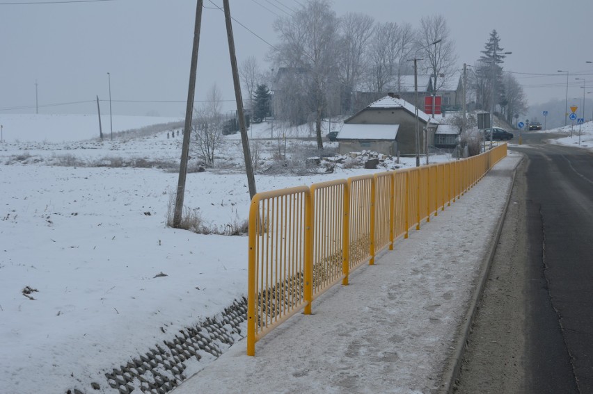 Klimontów. Mają chodnik przy drodze powiatowej, będzie bezpieczniej