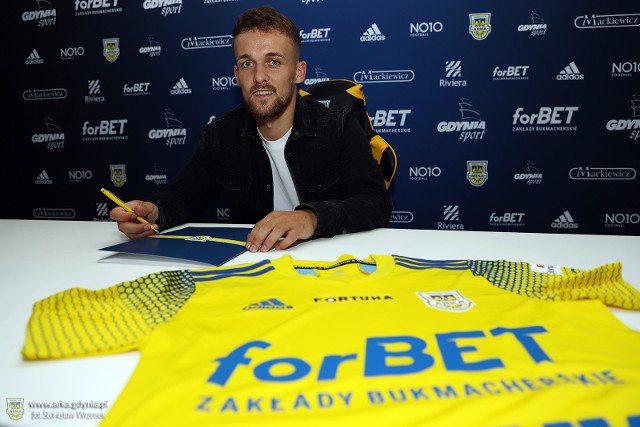 Sebastian Milewski podpisał kontrakt z Arką Gdynia i wzmocnić ma rywalizację w środku pola.