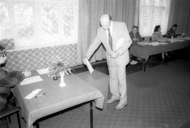 4 czerwca 1989 roku, dzień wyborów. Tak wyglądało głosowanie w lokalu wyborczym w Świeszynie.