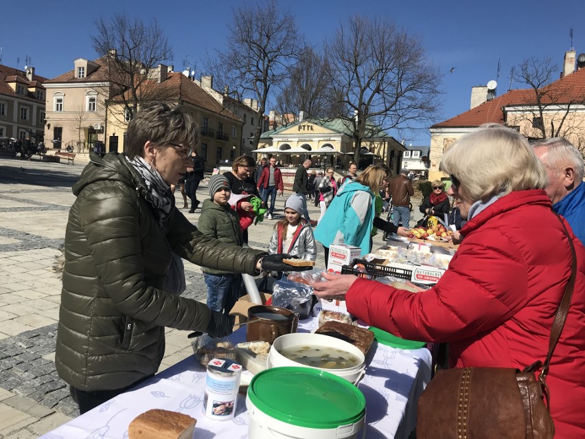 Na Rynku zorganizowano również kiermasz, na którym...