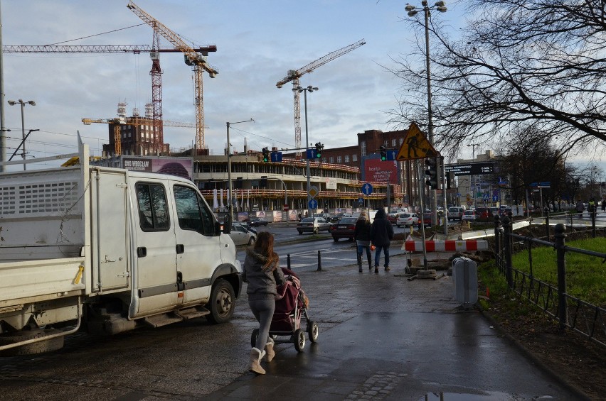 Wrocław: Wykopki pod Hiltonem. Utrudnienia dla pieszych (ZDJĘCIA)