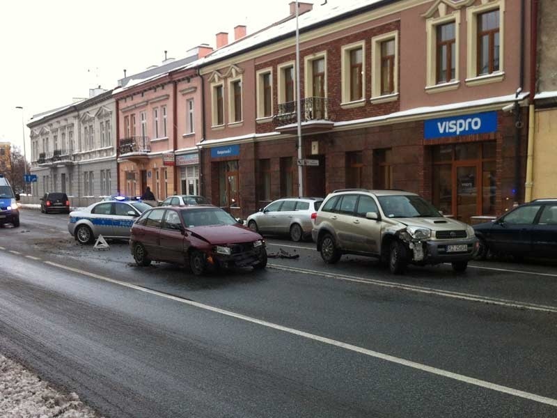 Zderzenie dwóch samochodów na ul. Dąbrowskiego. Utrudnienia w ruchu 