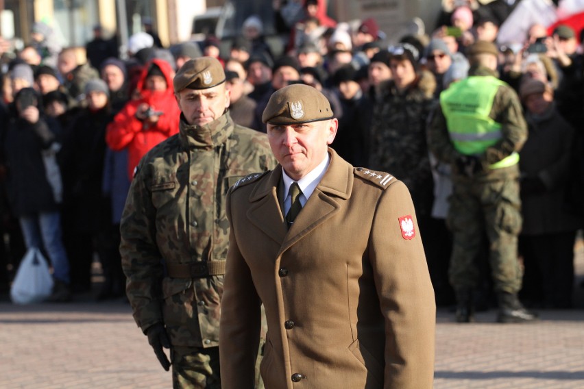 Na Placu Bartosza Głowackiego w Tarnobrzegu  „Terytorialsi” wypowiedzieli rotę przysięgi wojskowej. Było bardzo uroczyście (duzo zdjęć)