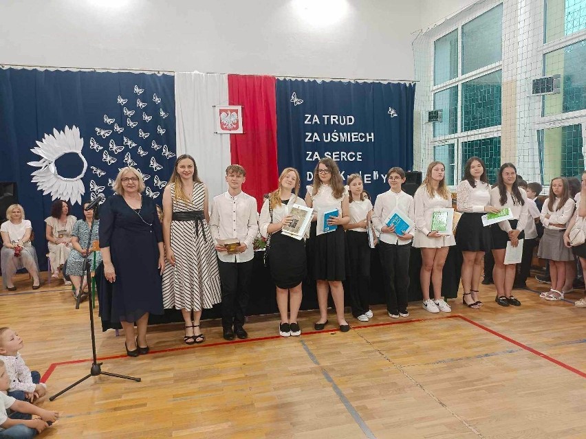 Uczniowie Publicznej Szkoły Podstawowej w Skrzyńsku pod Przysuchą zakończyli w piątek rok szkolny. Zobacz zdjęcia