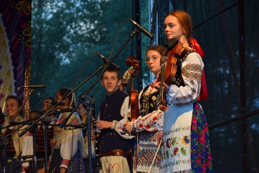 Sękowa. Koncert galowy Festiwalu Świat pod Kyczerą. Prezentacje trwały do późnej nocy. Publiczność gorąco oklaskiwała artystów