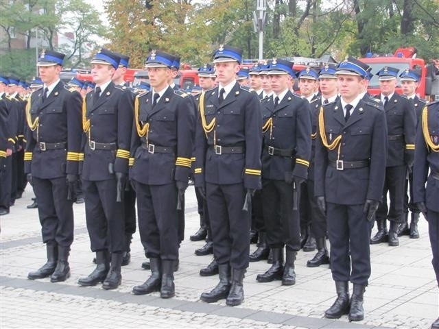 Defilada i ślubowanie strażaków w Częstochowie. Towarzyszyły...