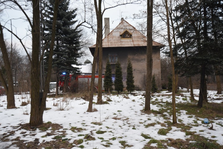 Sosnowiec: Strażacy oddymiali klatkę schodową w budynku przy ul. Baczyńskiego [ZDJĘCIA]