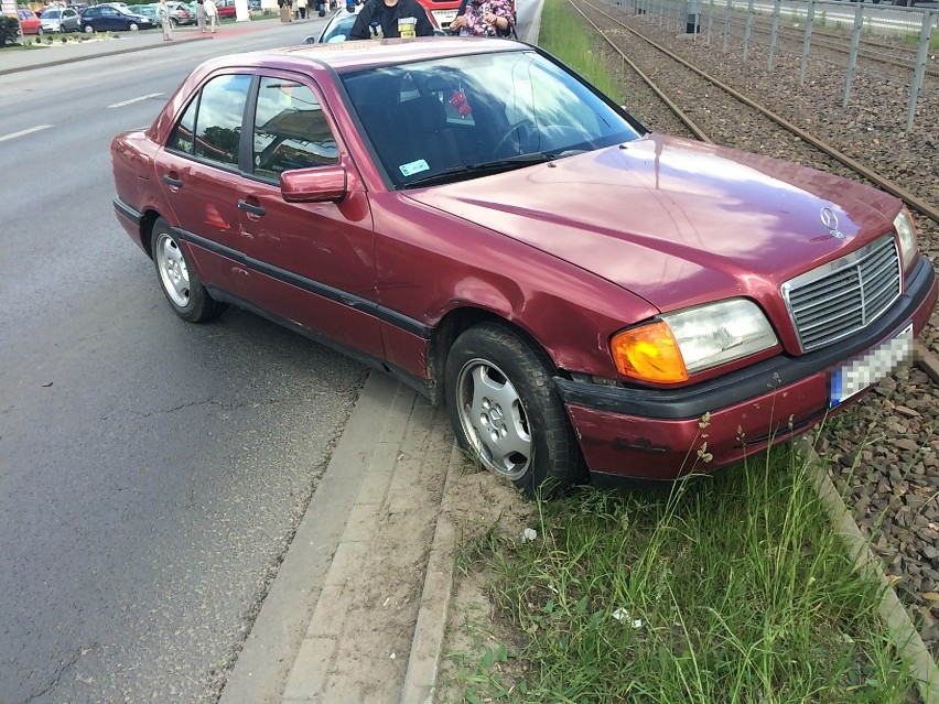 Wypadek na Kopcińskiego w Łodzi. Zderzenie mercedesa z daewoo. Samochód na torowisku [ZDJĘCIA]